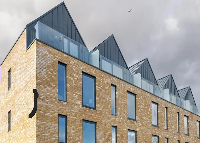 Kings Mews Elegance: City Sparrow\'S Premier 2-Bedroom Residences