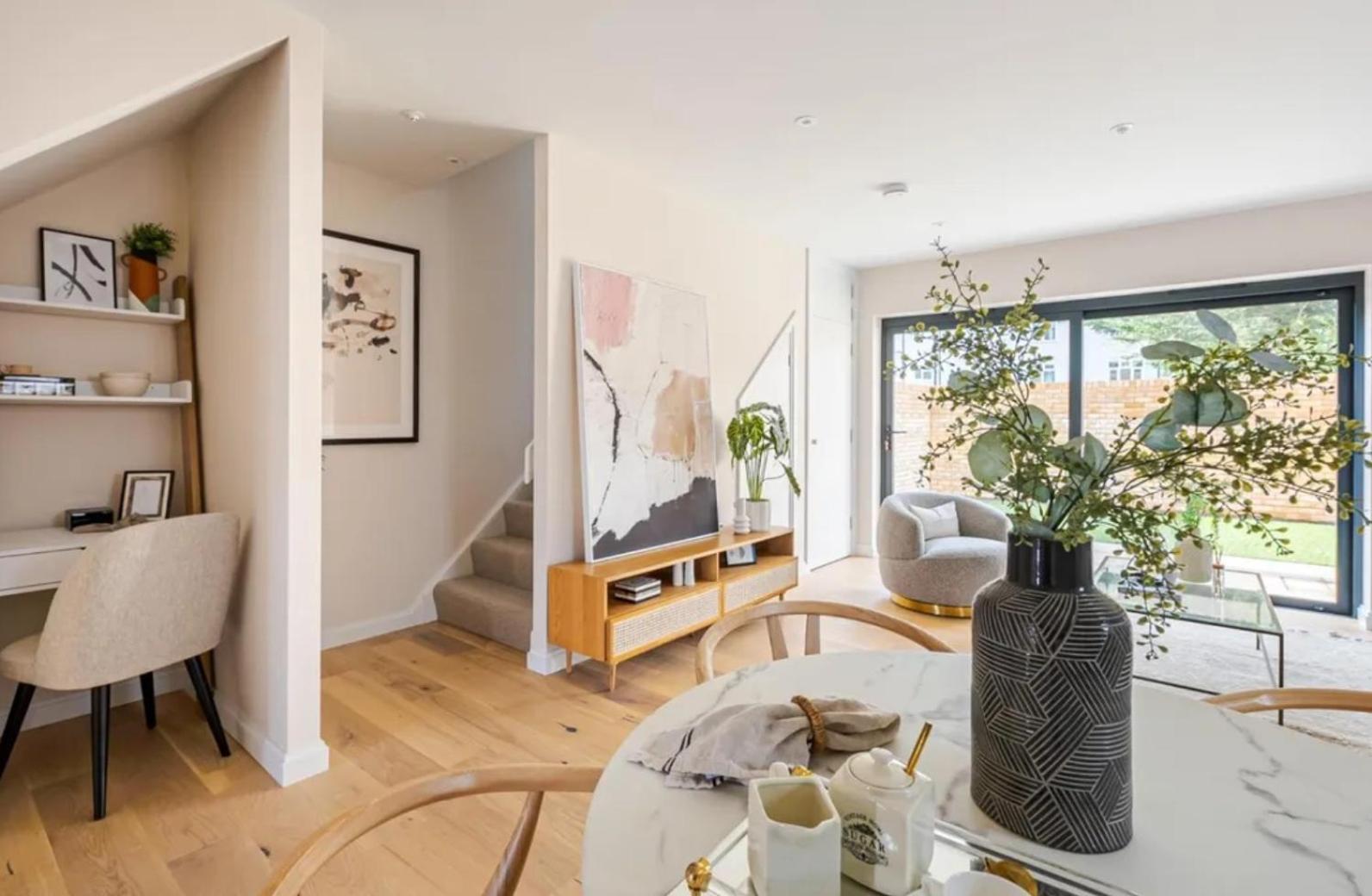 Kings Mews Elegance: City Sparrow's Premier 2-bedroom Residences *